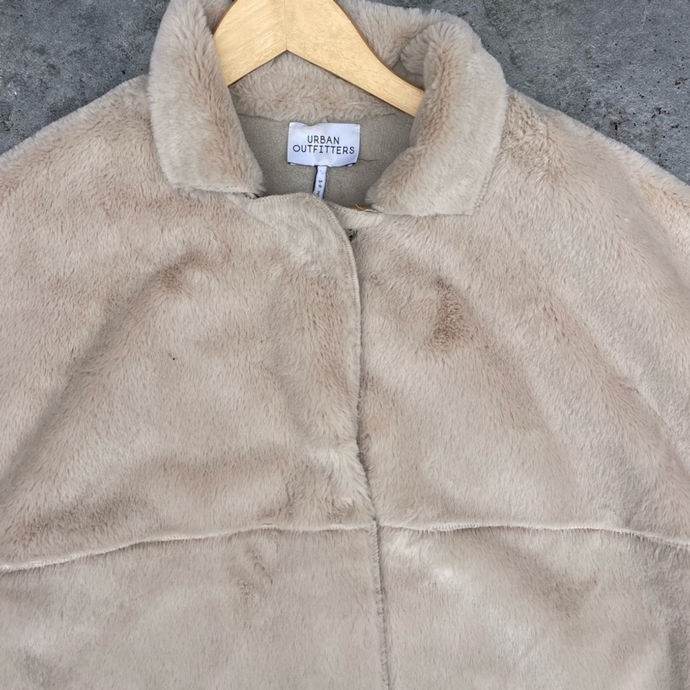 UO Felicity Reversible Women's Beige Faux Fur Jacket Cream Cropped Jacket - Picture 6 of 11